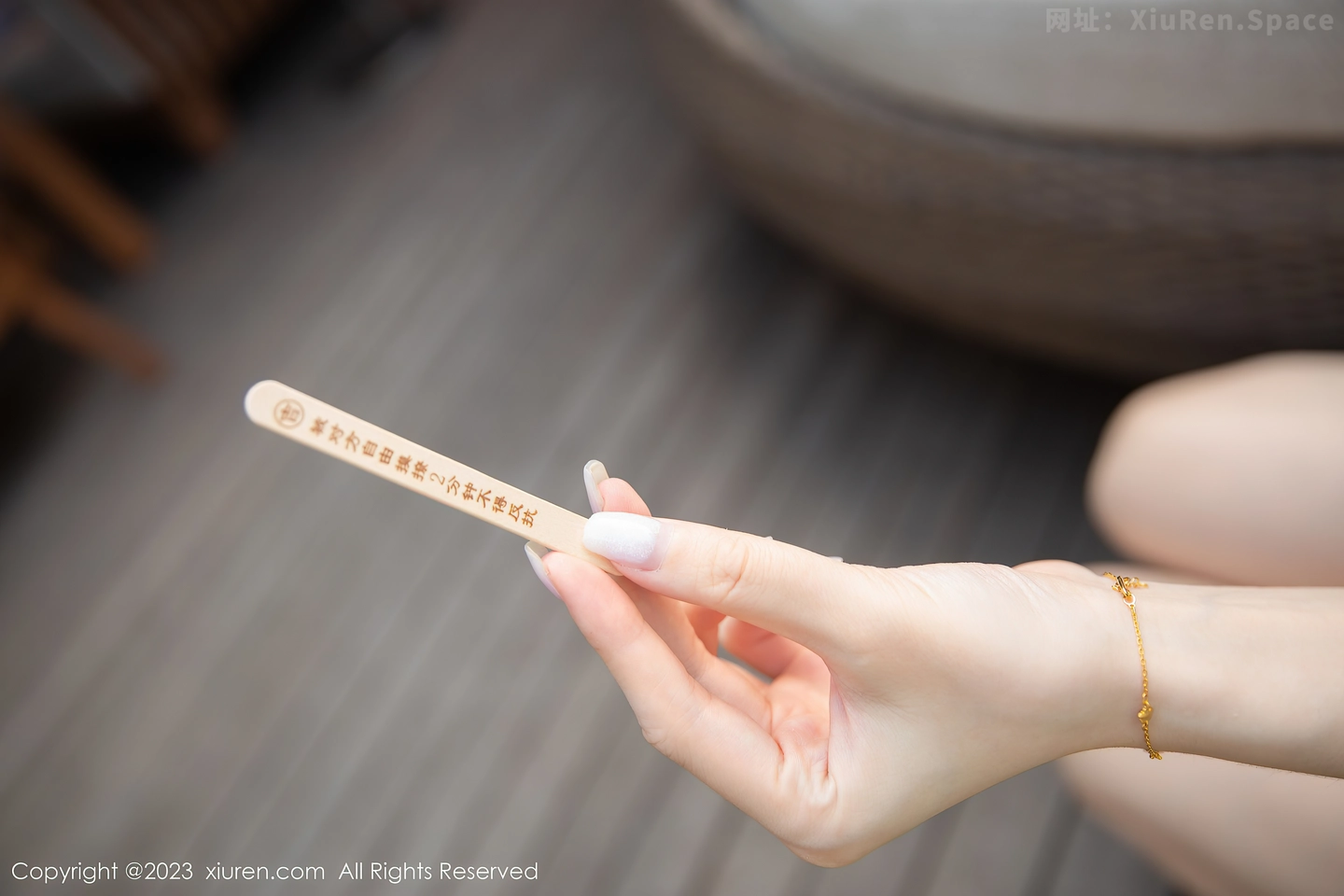 图片[3]-[XiuRen秀人网]VOL.7221 模特是小逗逗泳池边性感白色上衣配灰短裙秀曼妙身姿诱惑写真80P-秀人网官方网站